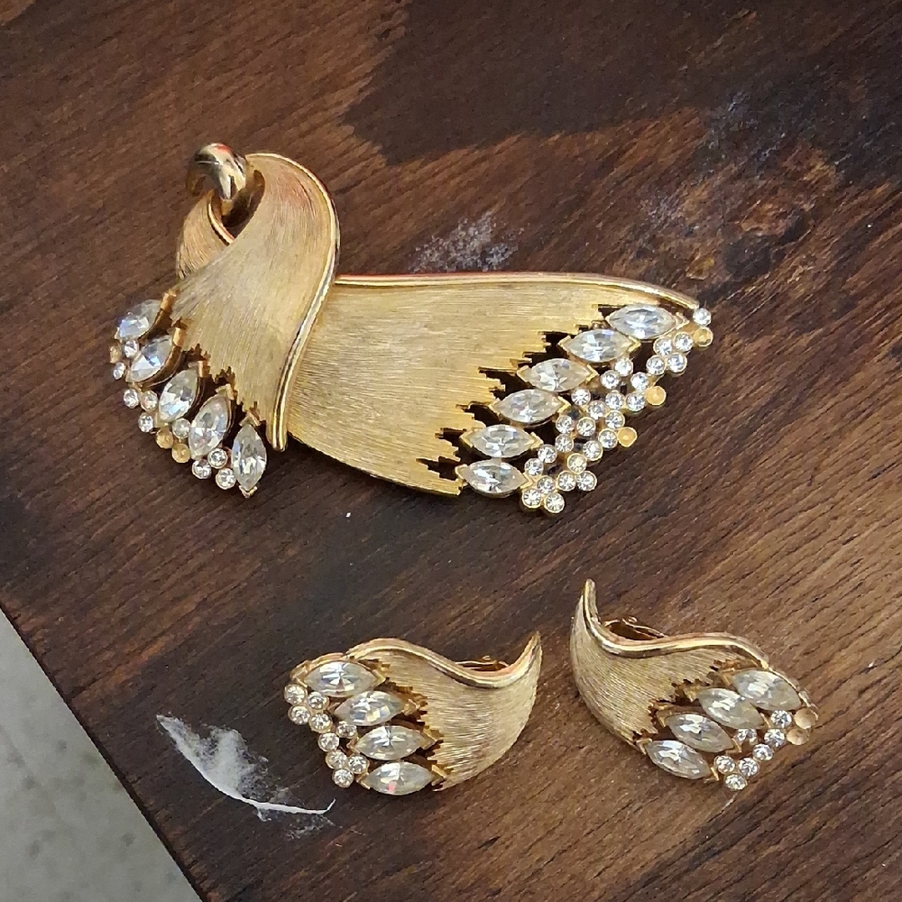 J.J. Bridal Set Earings And Brooch